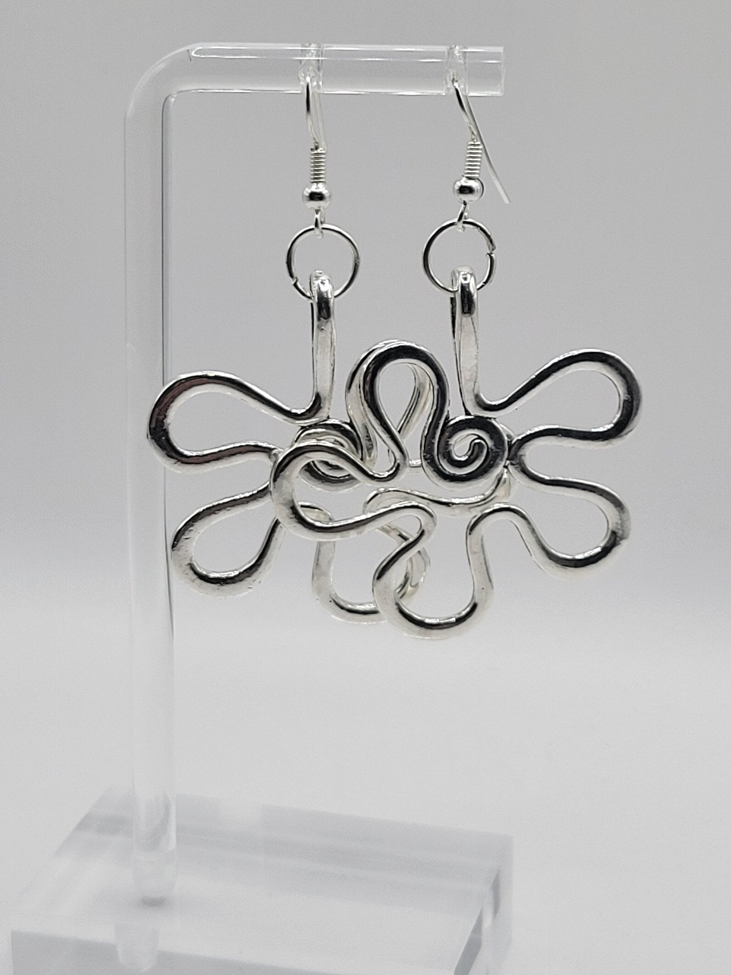 Boucles d'oreilles en argent avec fleurs tourbillonnantes