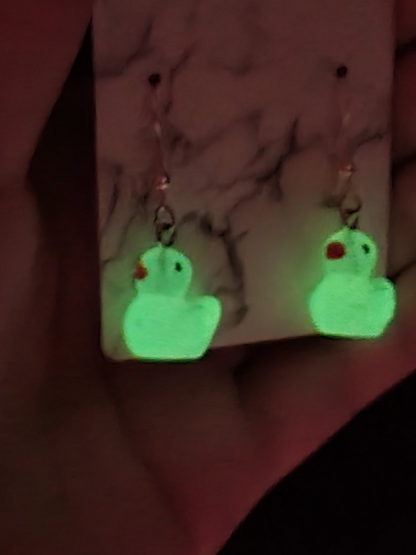 Pendientes de patito que brillan en la oscuridad