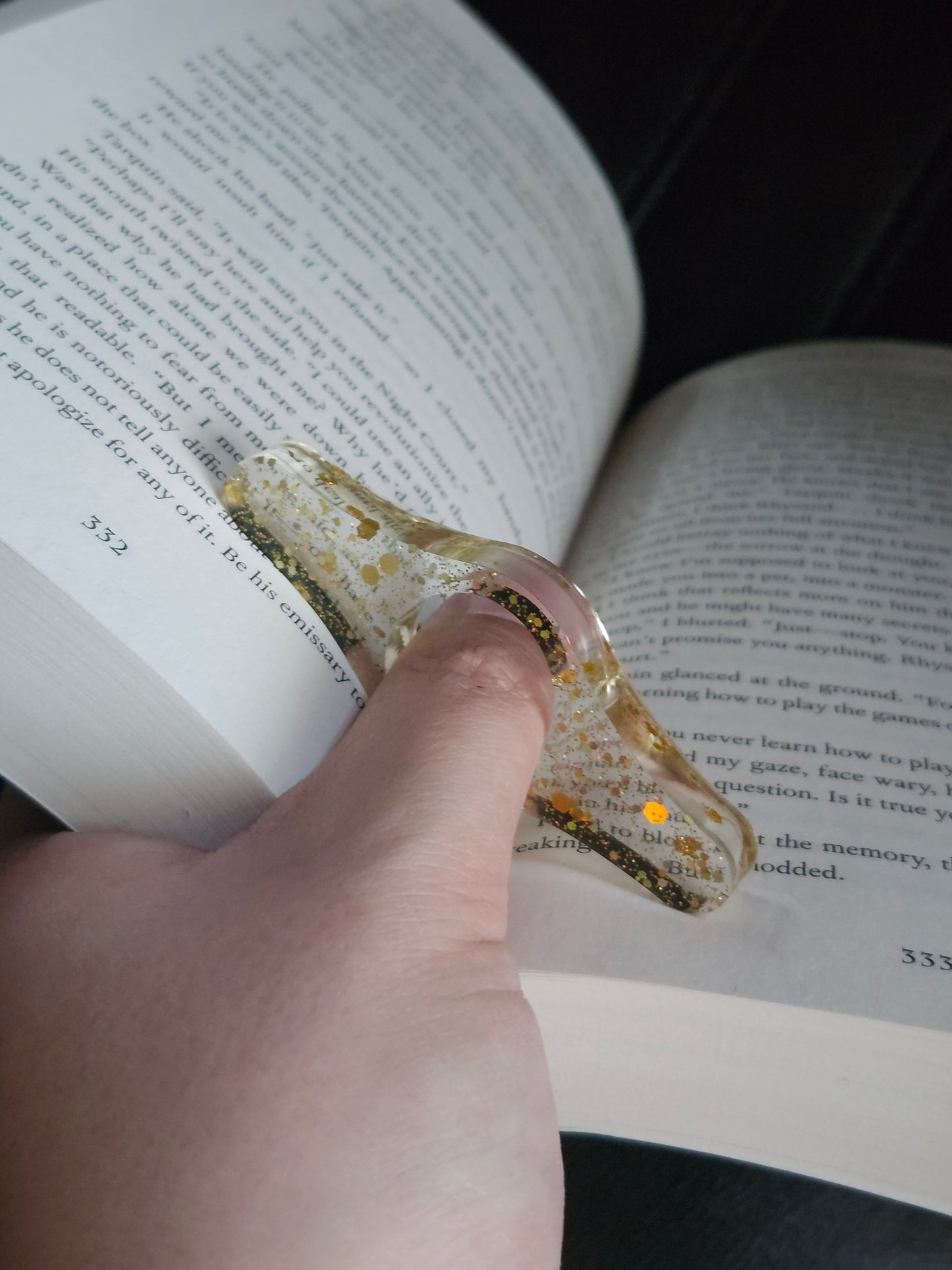 Gold Glitter Thumb Book Holder
